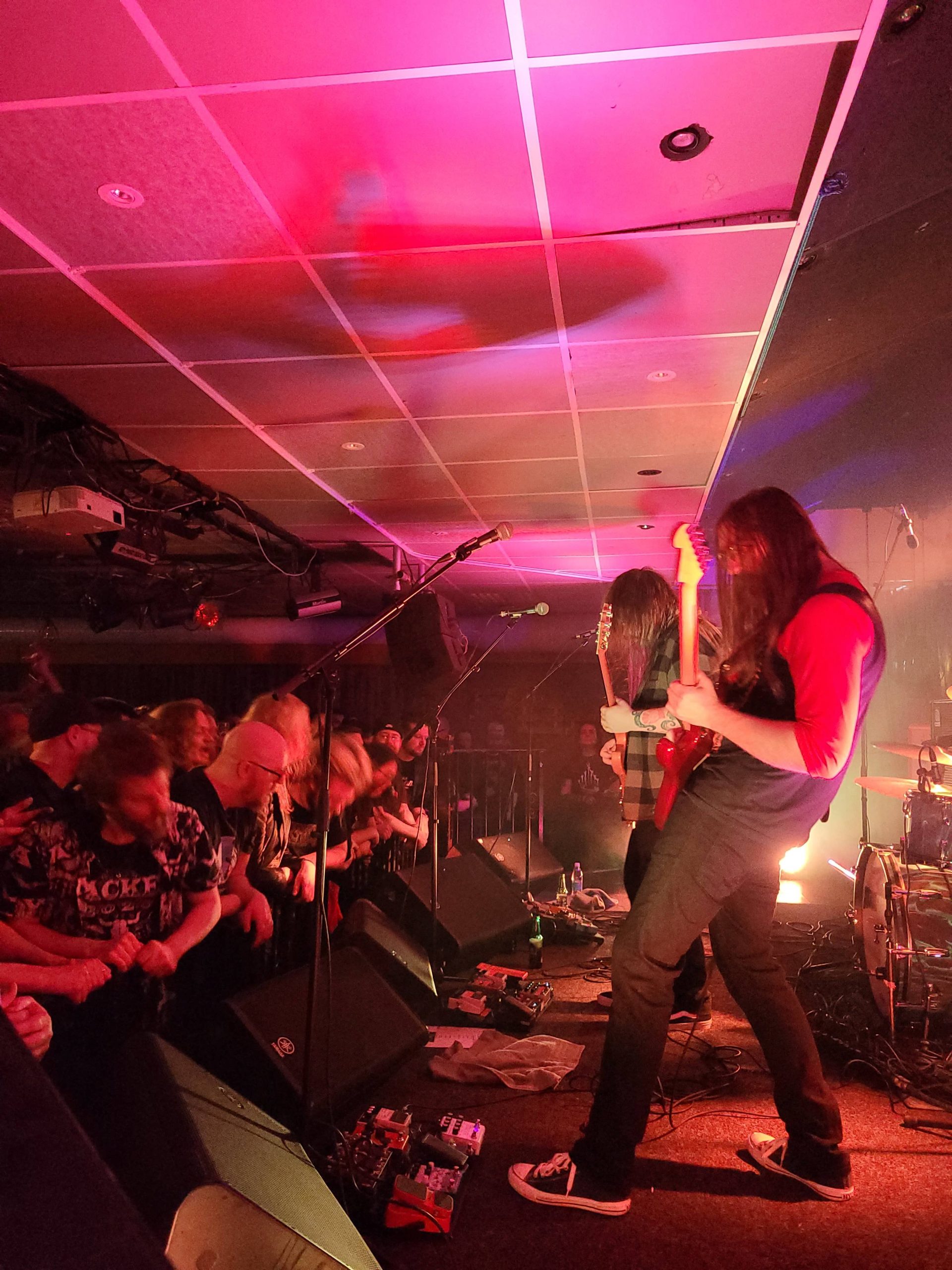 Bandet Skraeckoedlan på Droskans scen. Publiken lyssnar uppmärksamt.