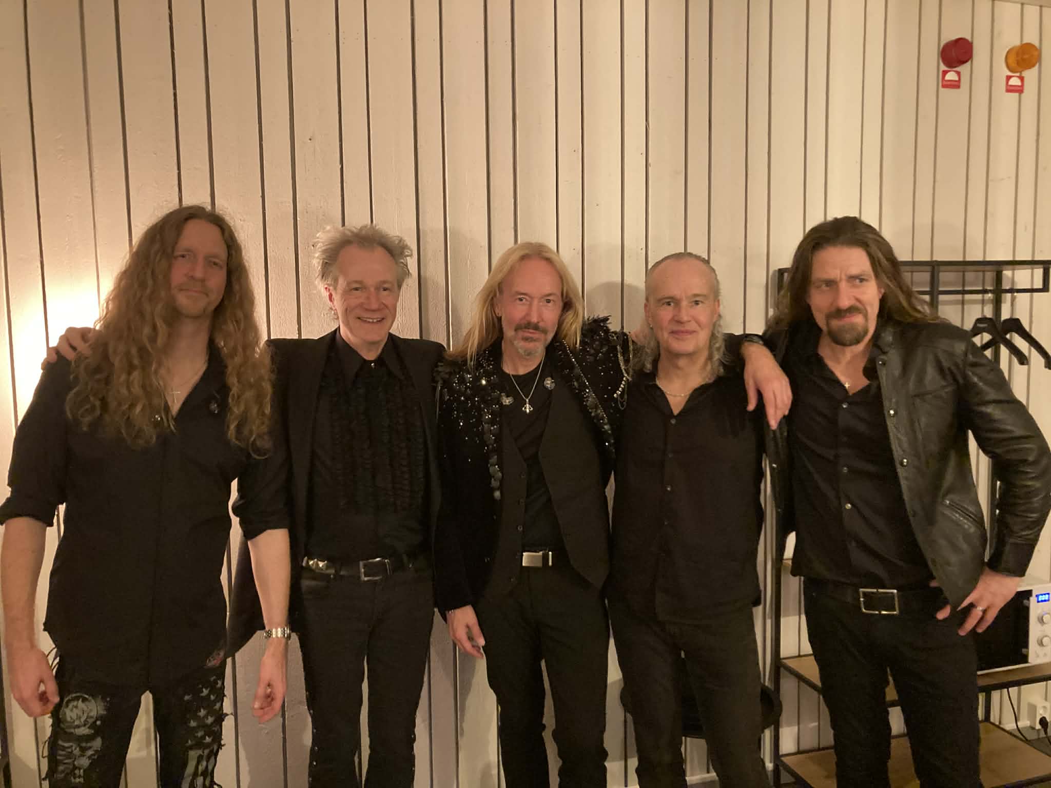 De nöjda musikerna samlade för en bild utanför Stora Salen där världspremiären av Metal Pipes precis ägt rum.