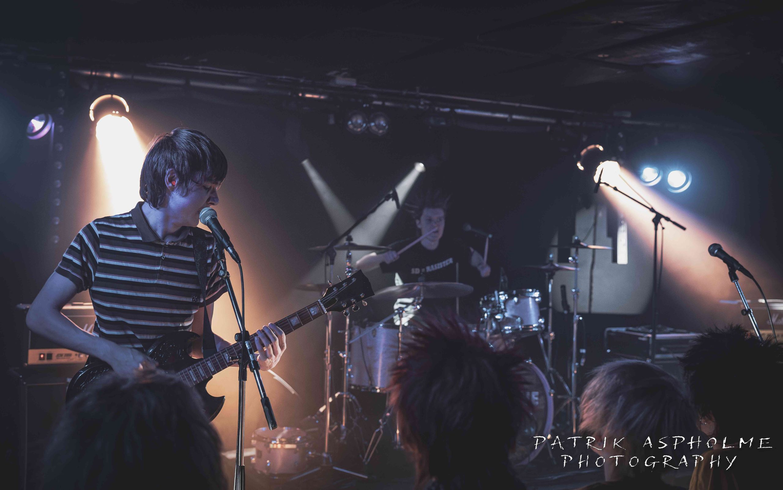 Myriada på scenen med publiken framför.