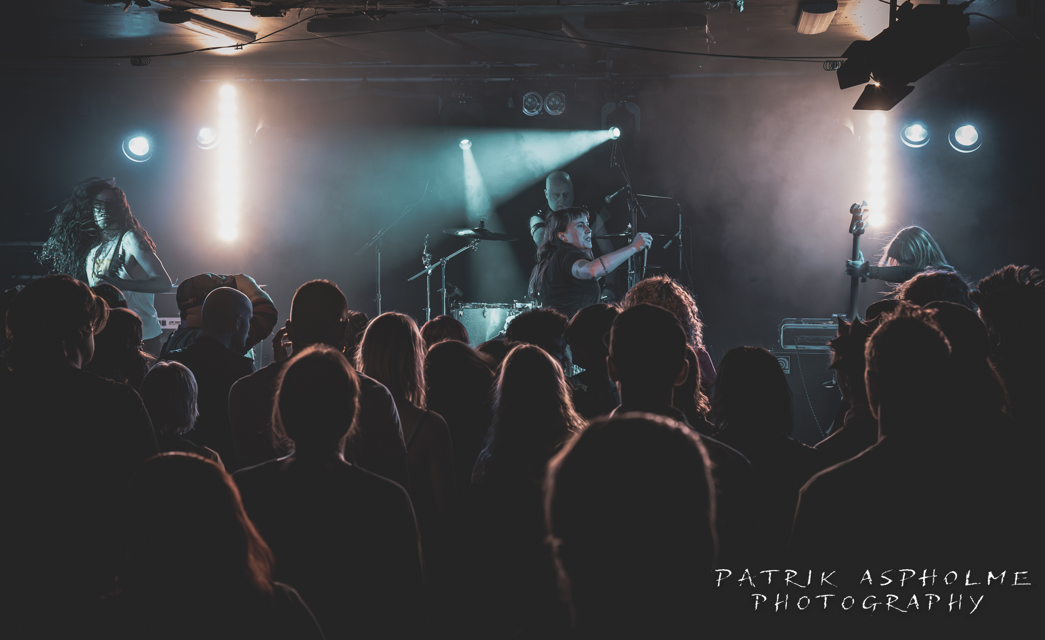 Vidro står i blått scenljus med ett stort publikhav framför.