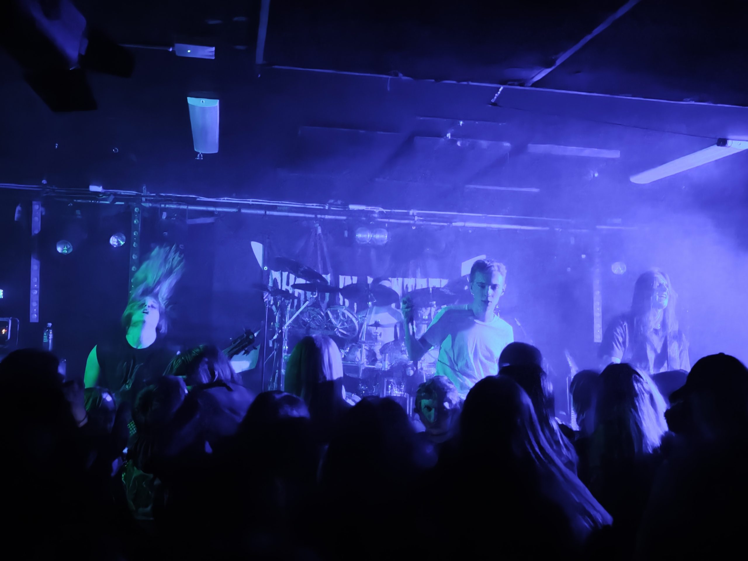 Fullt ös på scenen som är klädd i ljusblått ljus