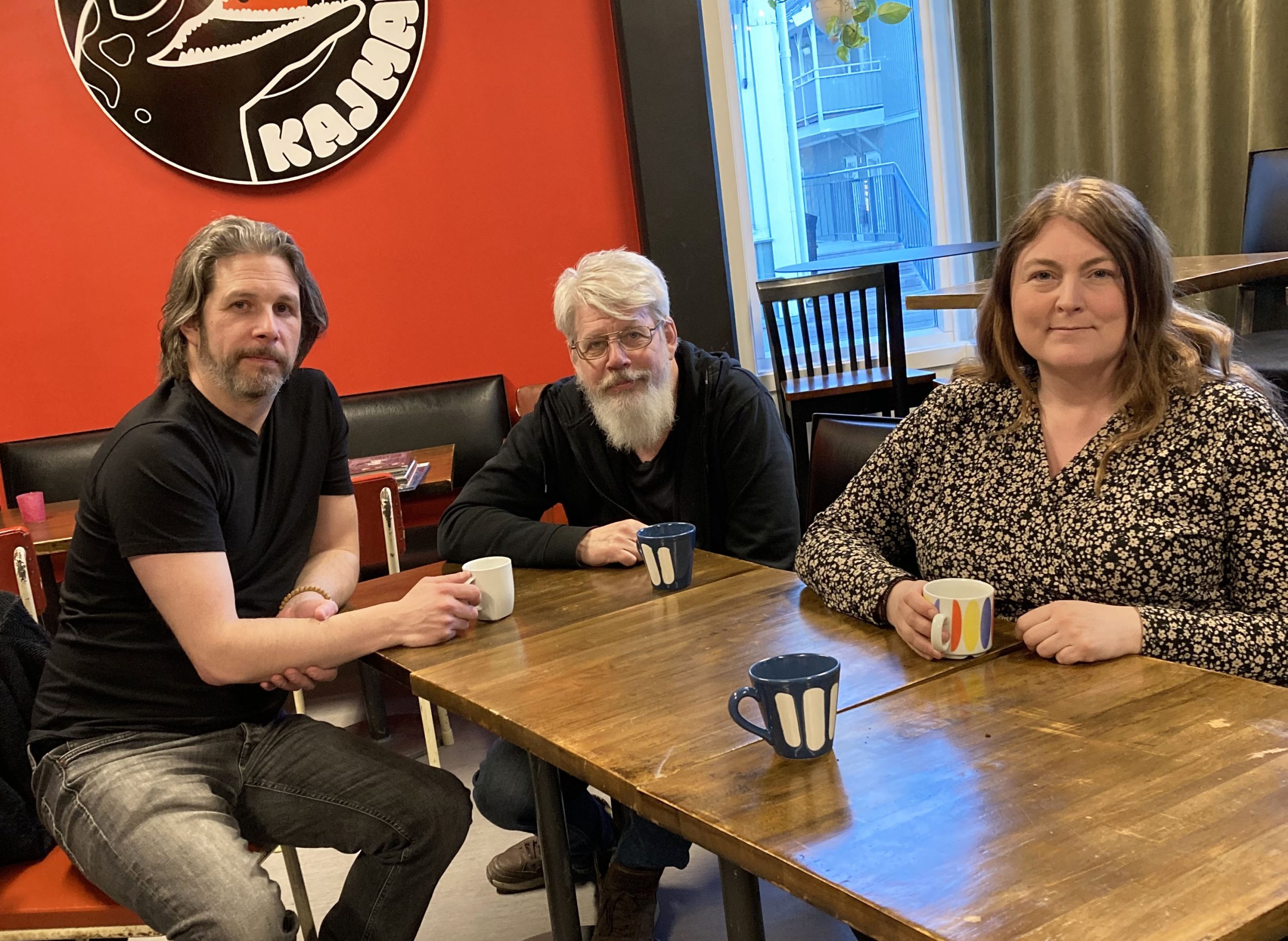 Norrativets styrgrupp med Johan till vänster, Ulf i Mitten och Anna till höger. De sitter vid ett bord med kaffekoppar framför sig. De ler in i kameran.