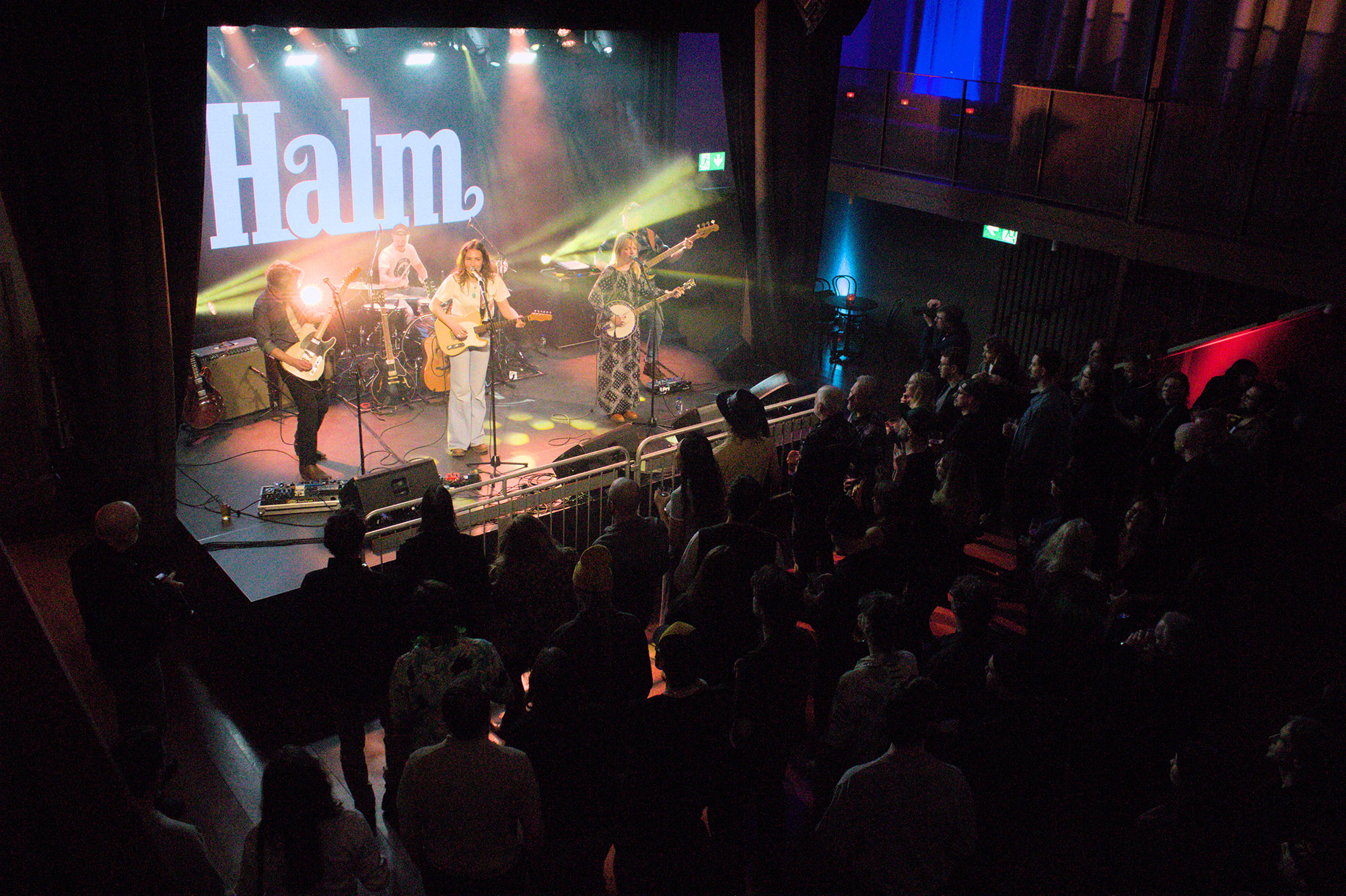 Americanabandet Halm uppträder för en stor publik.