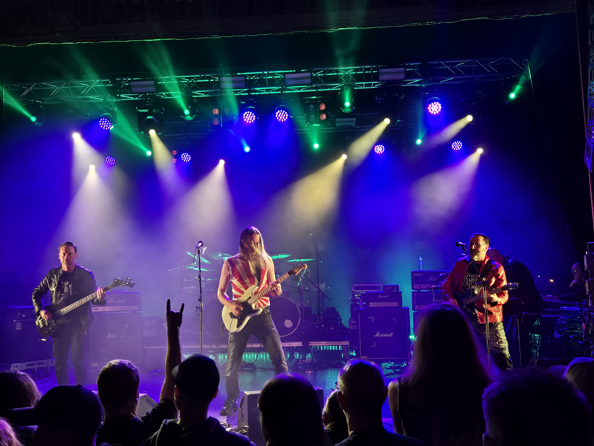 Bandet Wizzard står på scen. Publik i förgrunden.