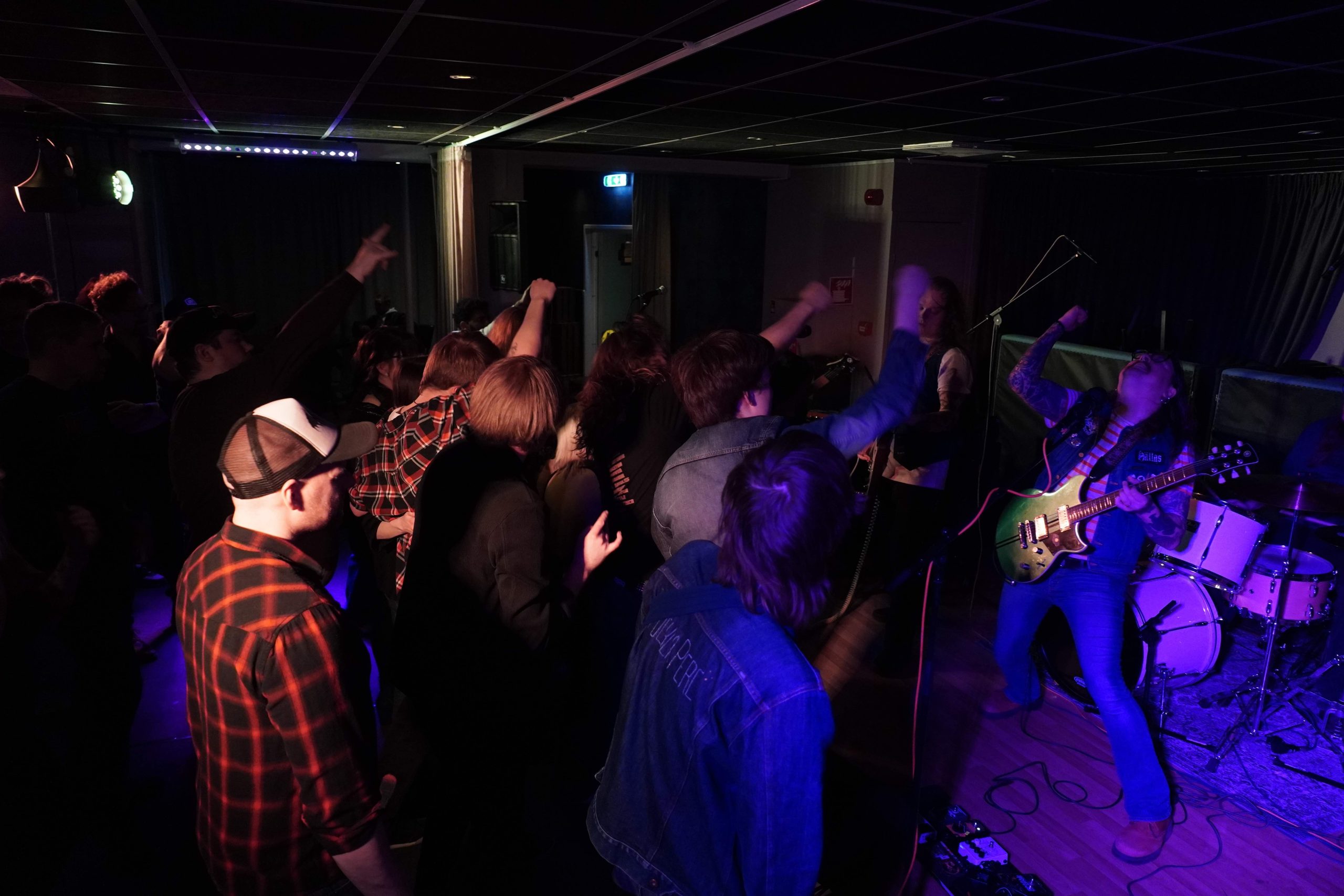 Publiken röjer framför scenen där Craneium står.