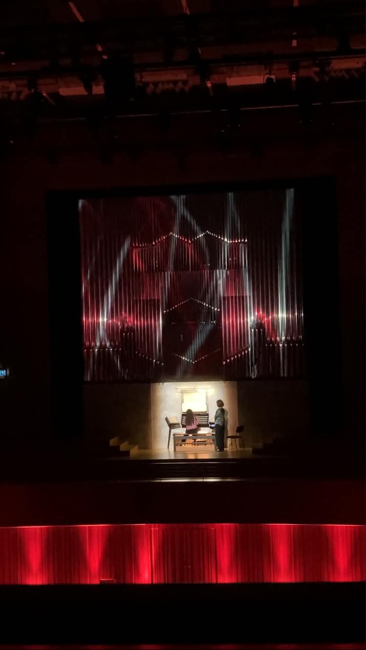 Orgel Acusticum upplyst och med projektioner.
