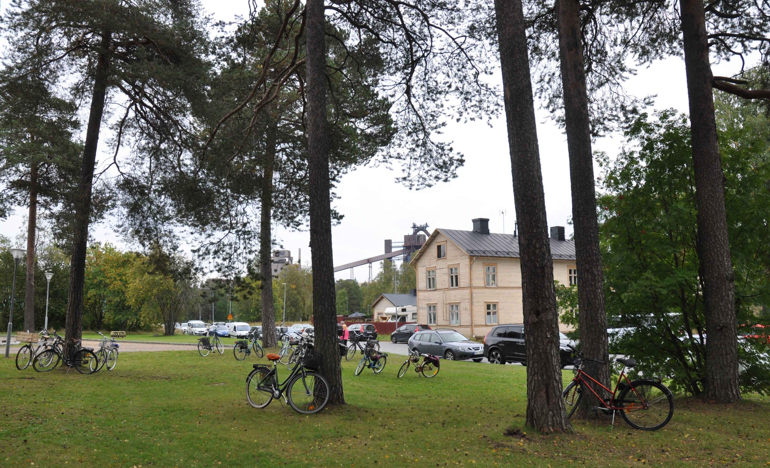 På gården utanför Blackis står flertalet cyklar parkerade. I bakgrunden syns SSABs fabrik.