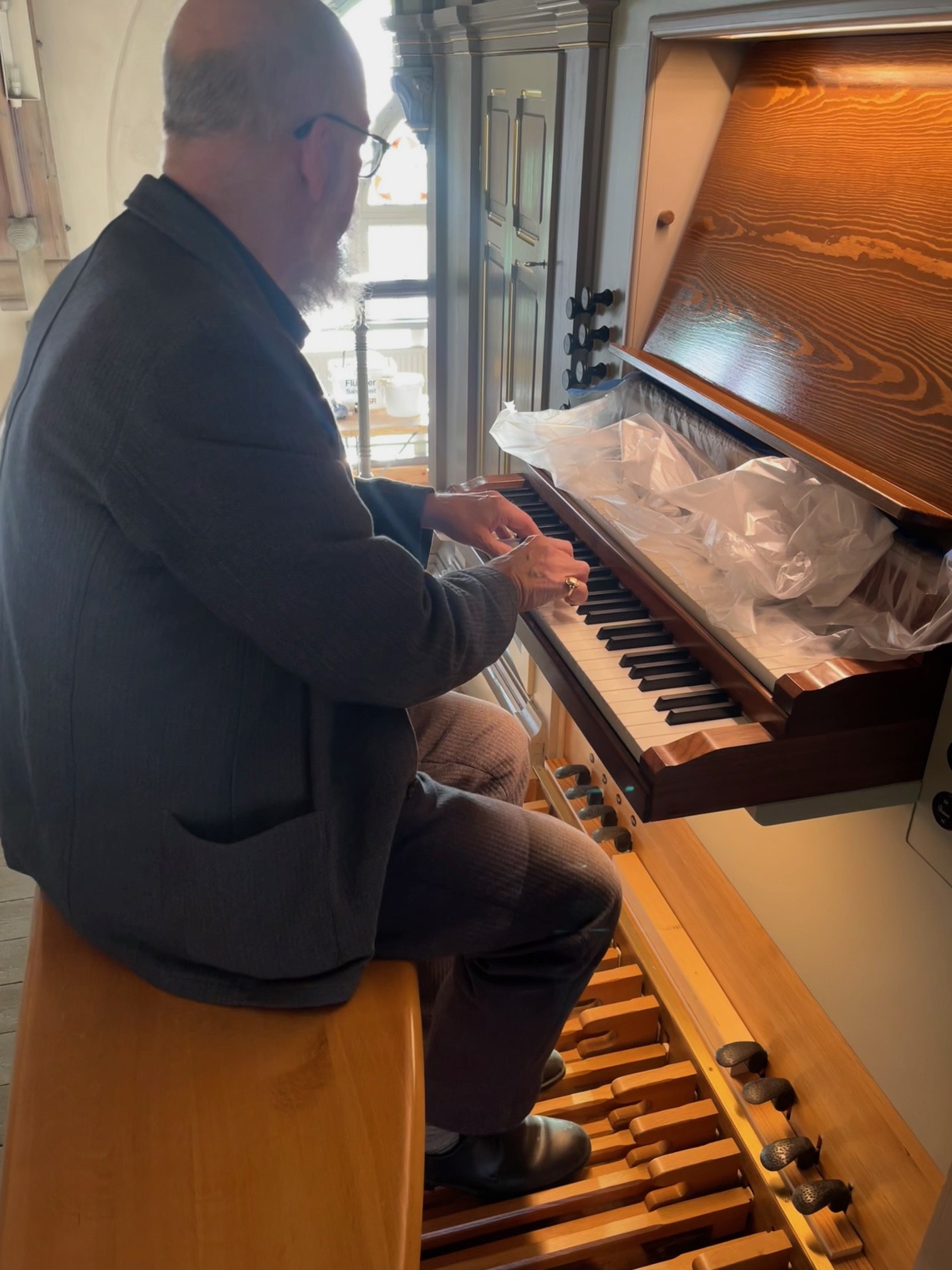 Hans-Ola spelar på orgeln.