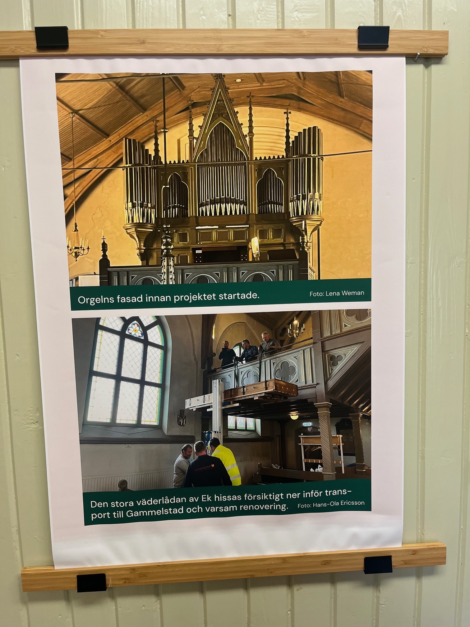 En av planscherna i utställningen som dels visar orgelns fasad innan projektet startade, samt den stora väderlådan av Ek som försiktigt hissas ner inför transport till Gammelstad och varsam renovering.