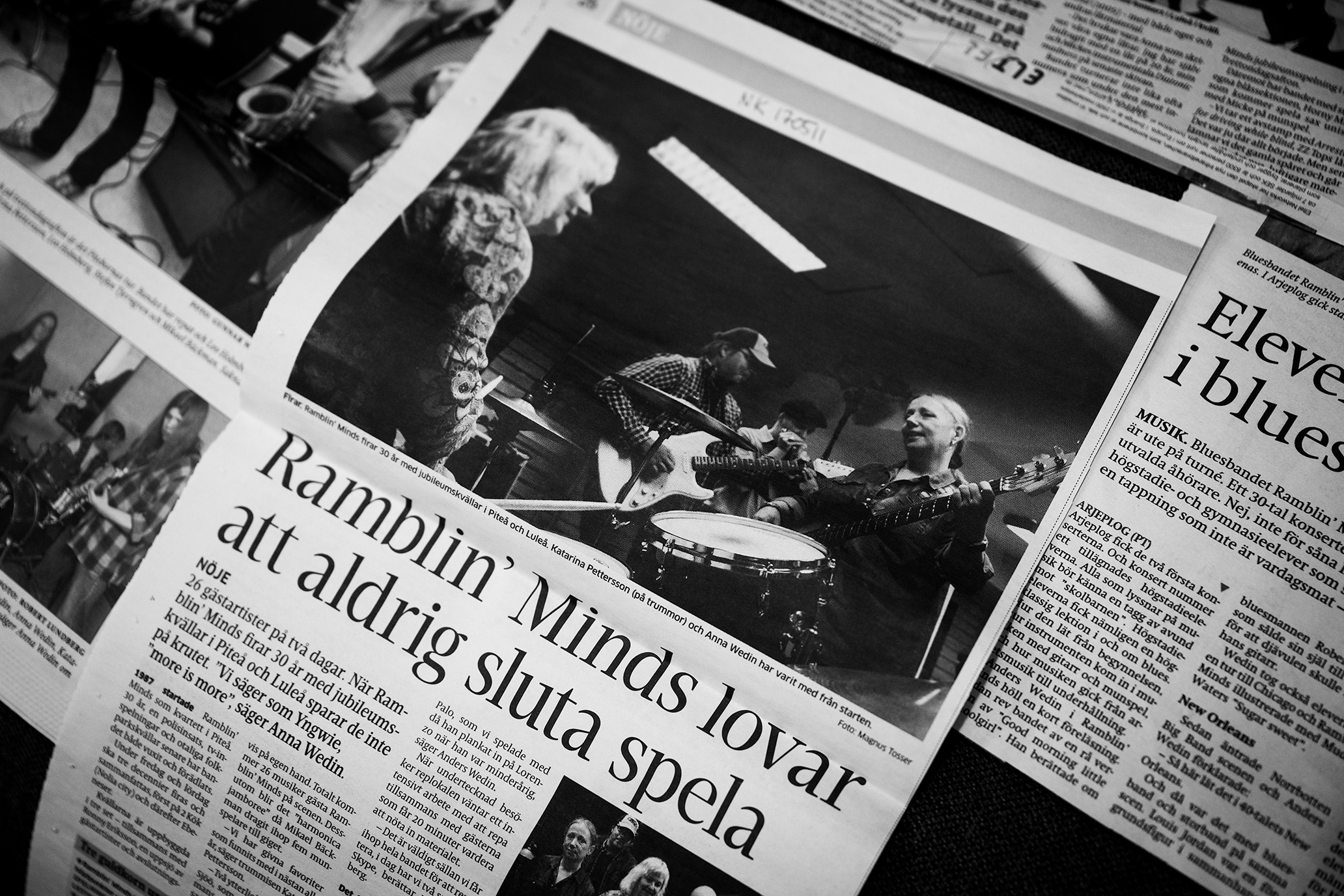 Ett tidningsurklipp från ett tillfälle då bandet firade 30 år med rubriken "Ramblin' Minds lovar att aldrig sluta spela"